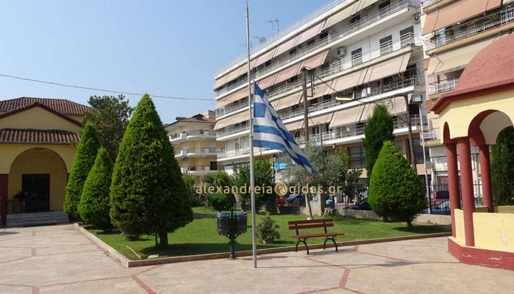 Μεσίστια κυματίζει η σημαία στην Παναγία Αλεξάνδρειας από το πρωί για το θέμα των Σκοπίων (εικόνες, βίντεο)